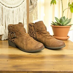 WHITE MOUNTAIN • Savant brown cheetah ankle boot. Size 9.5